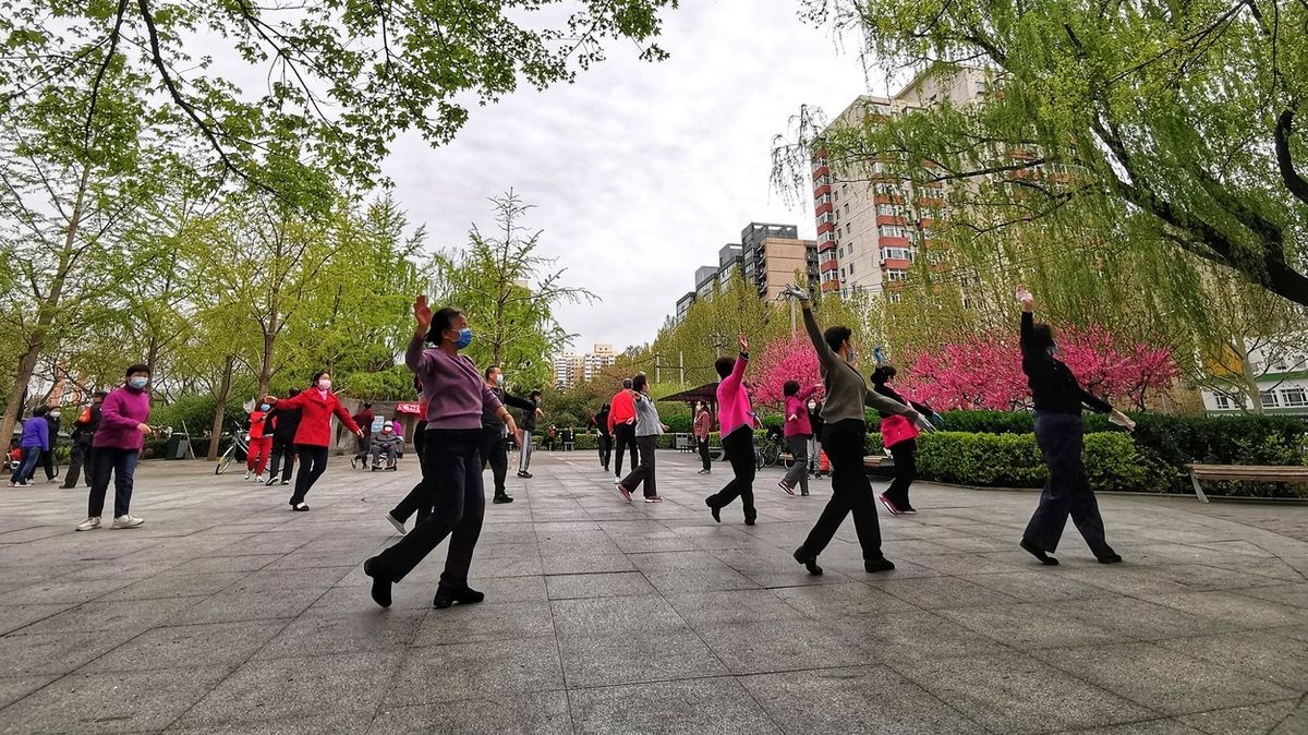 Číňany ruší hlučné tancující babičky, ale bojí se jich